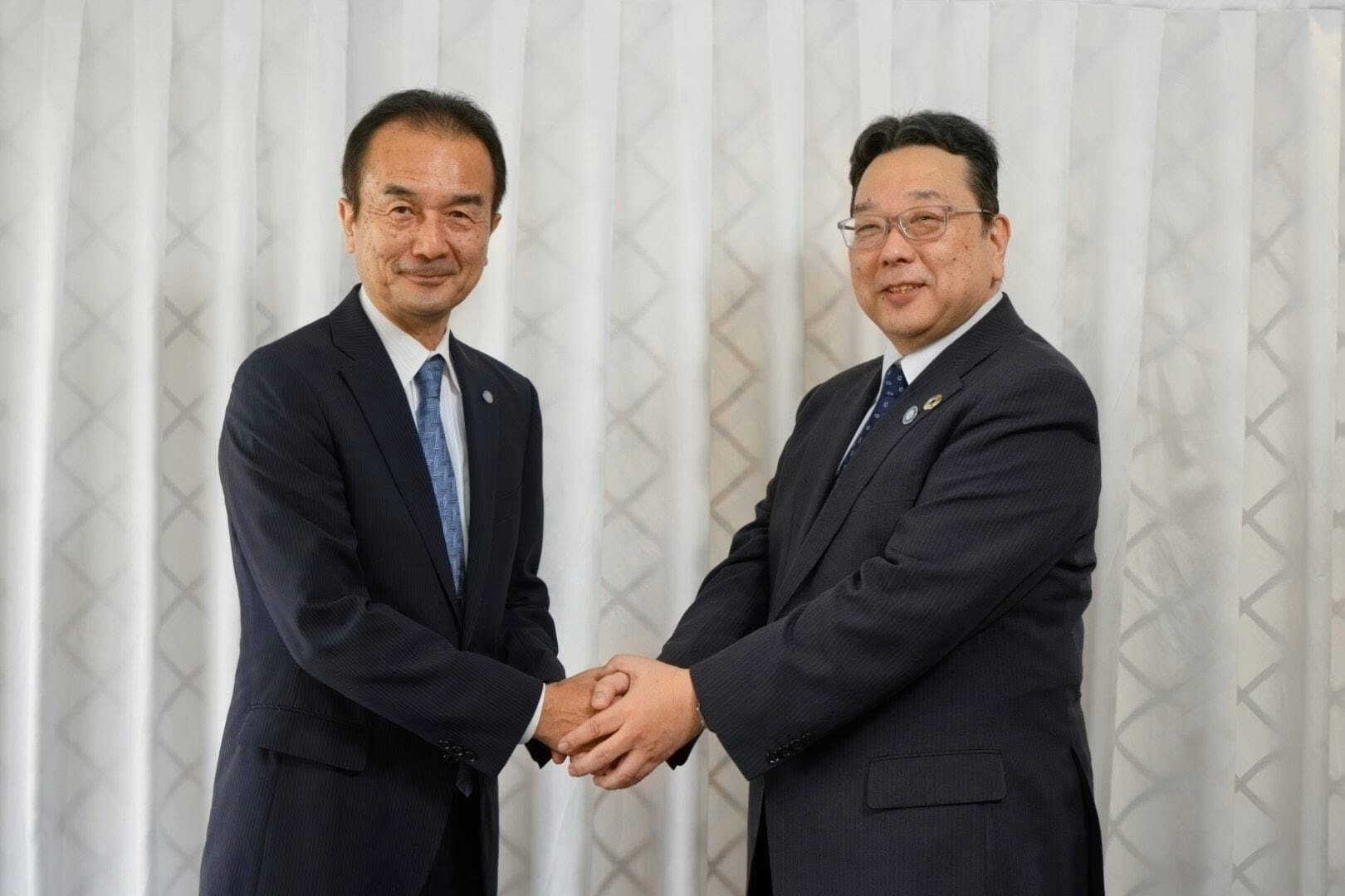 株式会社チノー代表取締役社長執行役員　豊田 三喜男（左） 株式会社小野測器代表取締役社長　大越 祐史（右）