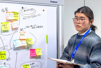 ブレインストーミングの結果を発表する小山さん