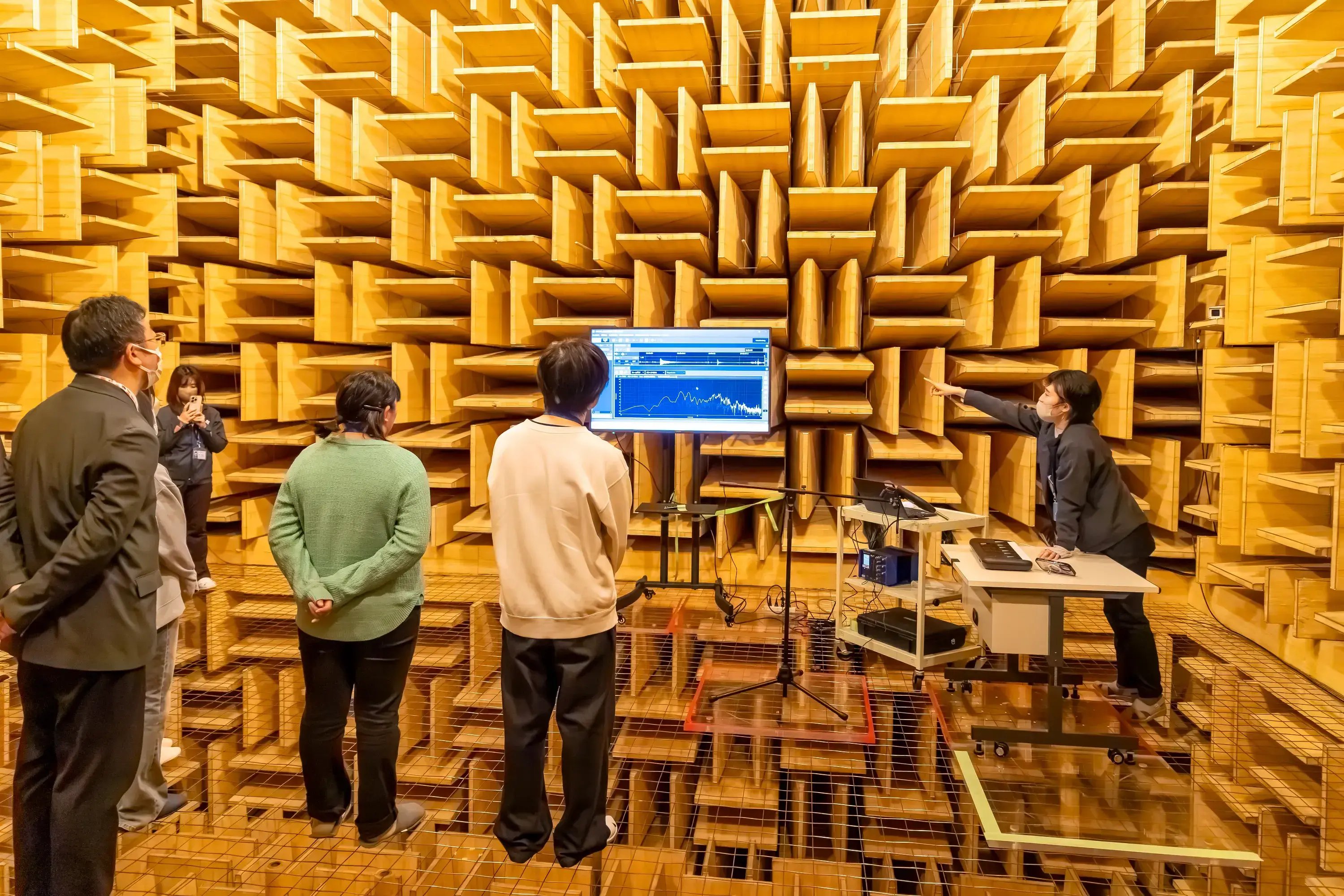 当社が保有するアジア最大級の無響室にて 音の三要素（大きさ・高さ・音色）を体感