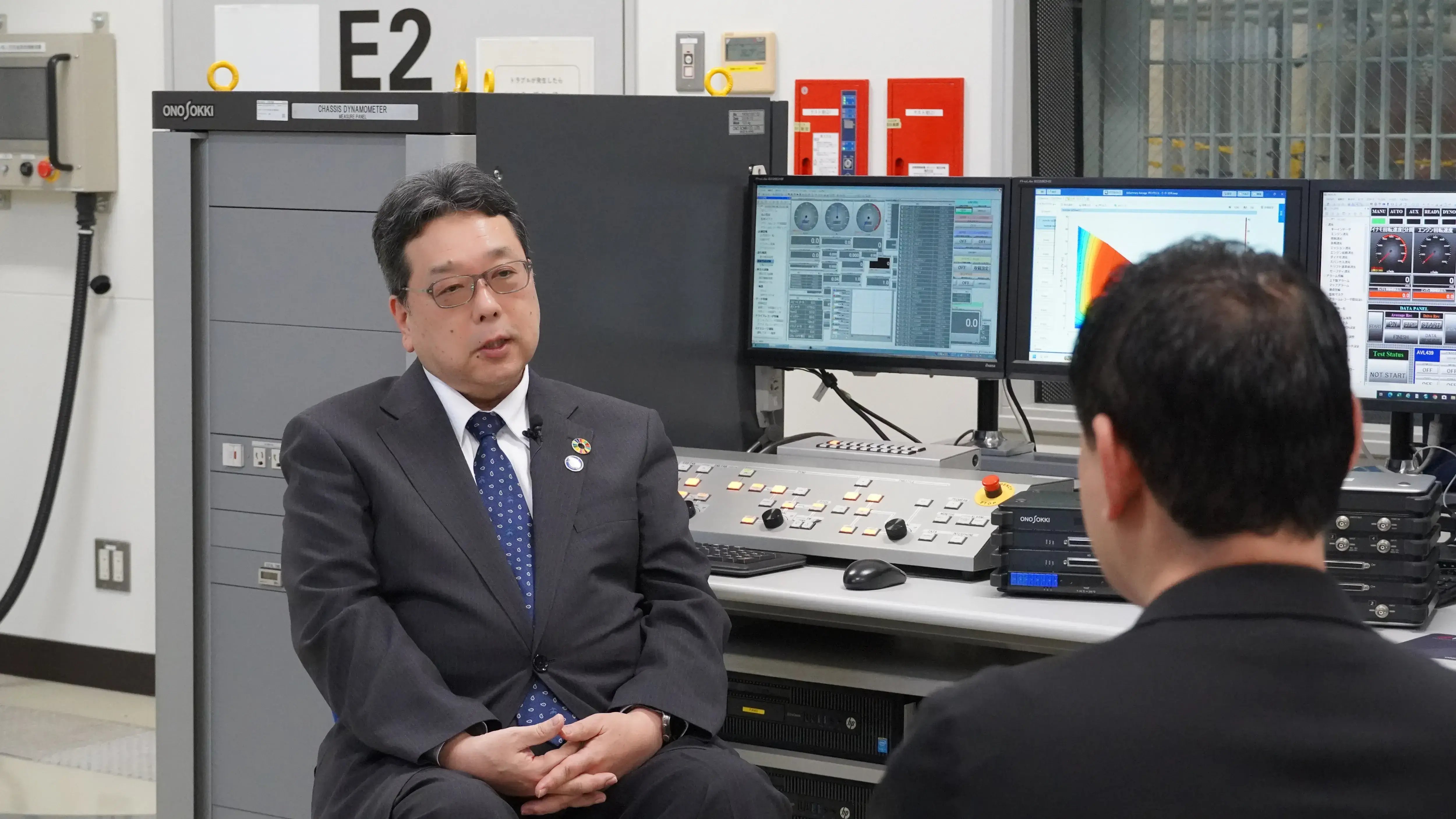 取材対応中の代表取締役社長　大越祐史（写真左）