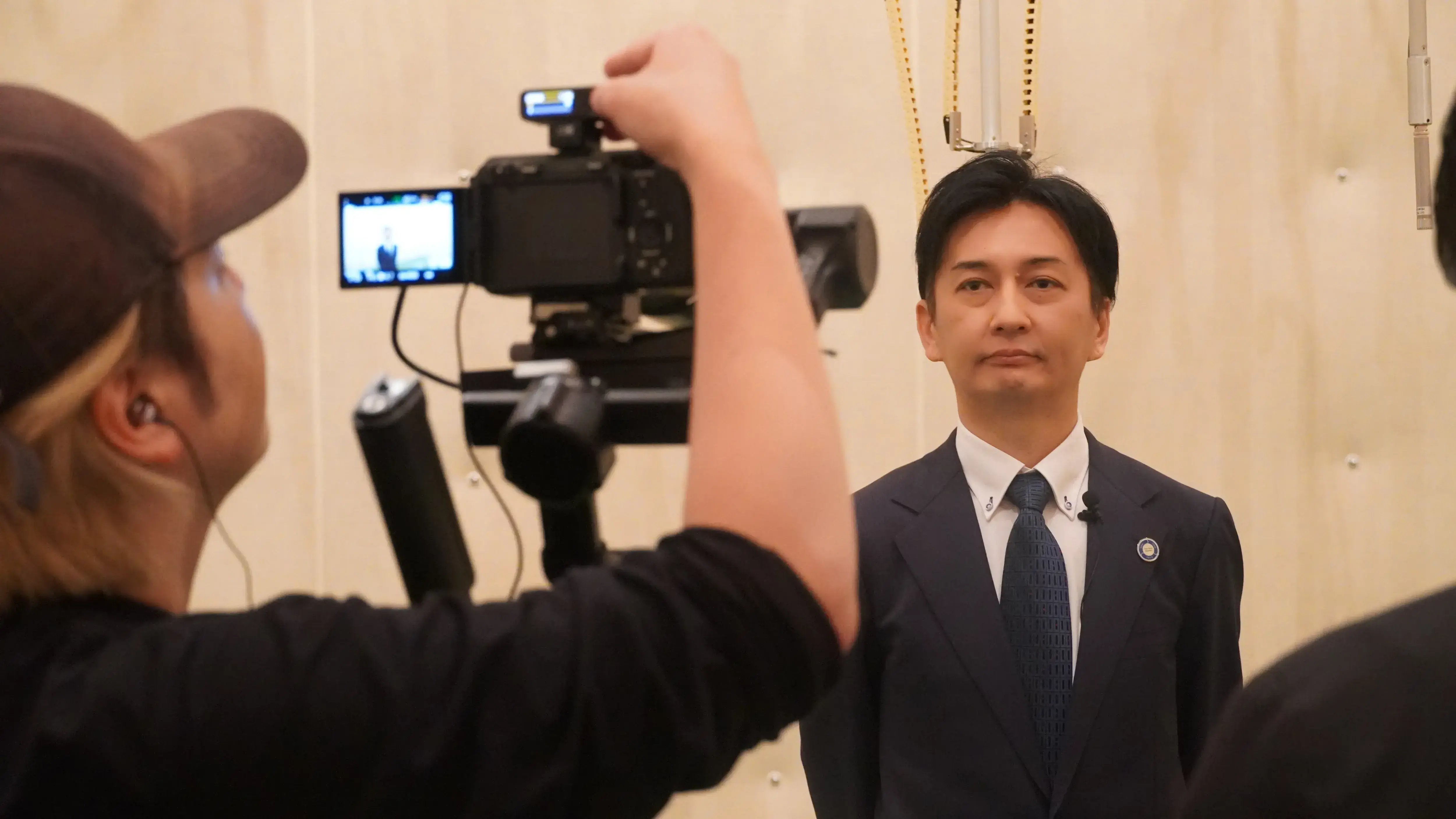 取材対応中の安地隆浩取締役