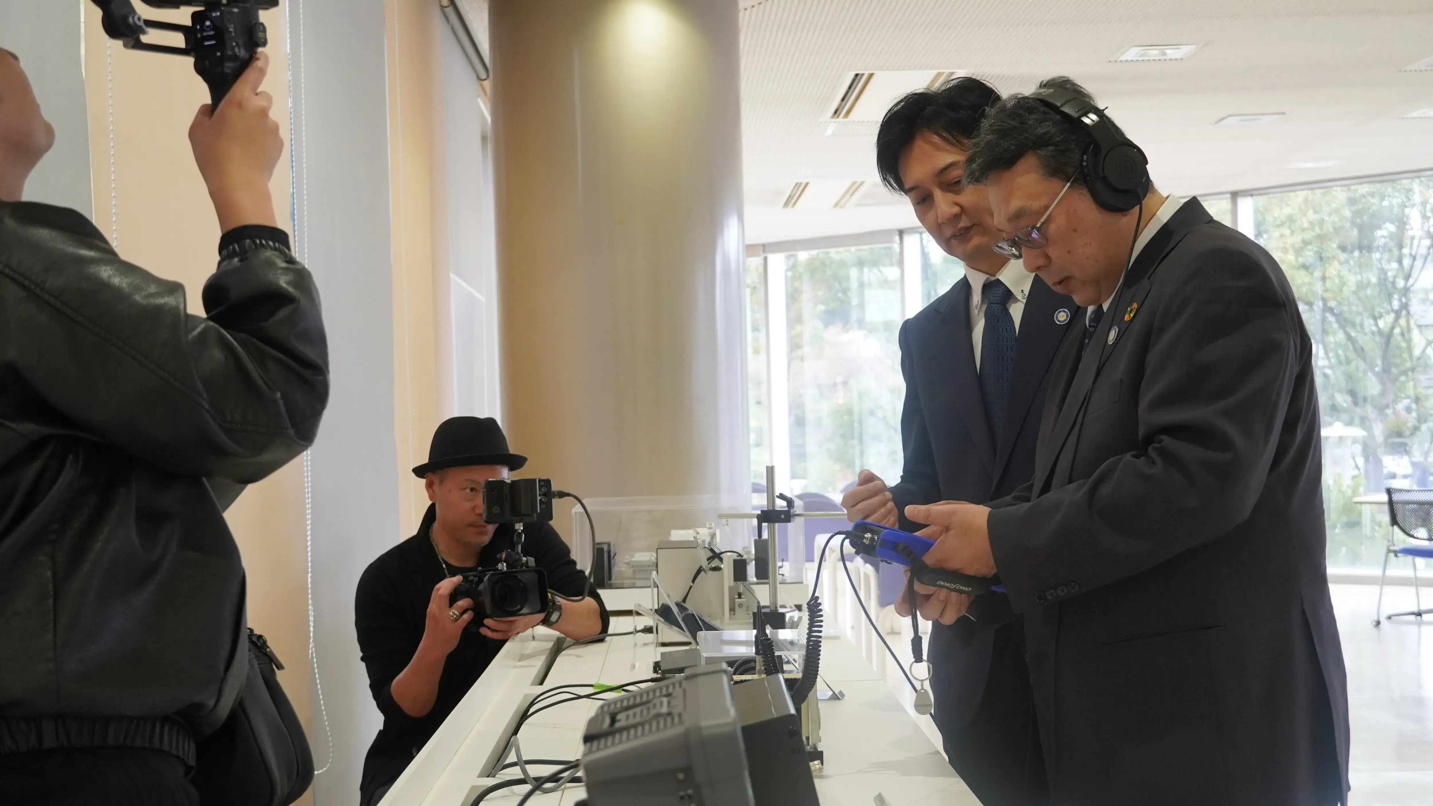 取材対応中の大越社長、安地取締役