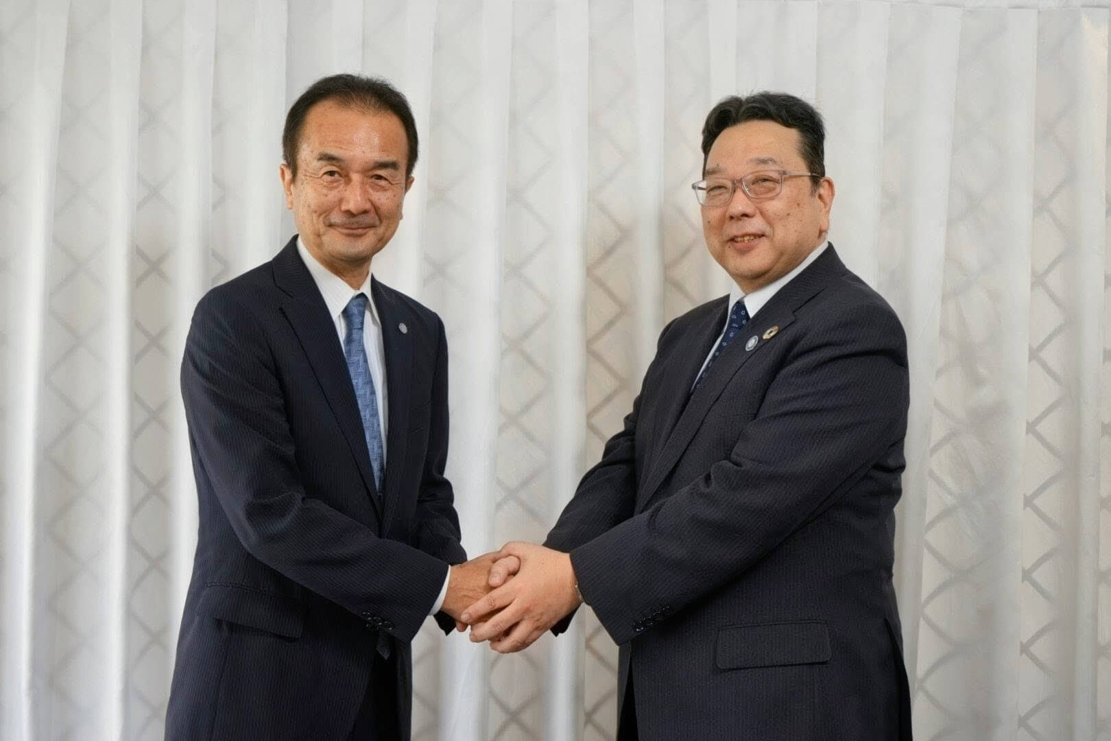 株式会社チノー代表取締役社長執行役員　豊田 三喜男（左） 株式会社小野測器代表取締役社長　大越 祐史（右）
